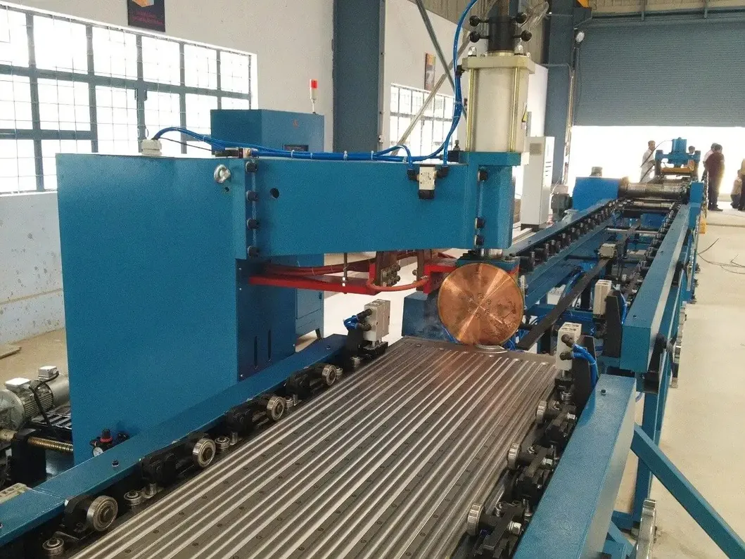 Dây chuyền sản xuất tự động hàn vây tản nhiệt dầu biến áp phân phối tường vây sóng làm mát 8